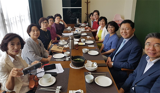 경기도약, 여약사 지도위원 초청 간담회 열고 환담