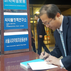 행사 연기됐지만 자리 지킨 김대업 "희망 보여주겠다"
