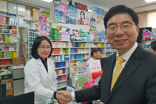 [경기] 박영달, 안산지역 약국서 첫 선거운동 시작 