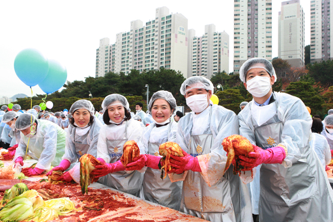 부산시약, '사랑의 김치 나눔' 참여...300만원 전달