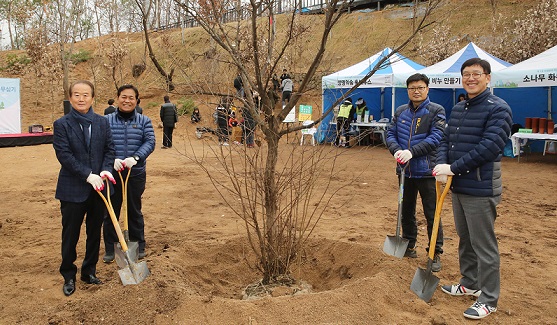 동아에스티, 노원 초안산 근린공원서 나무심기 행사 