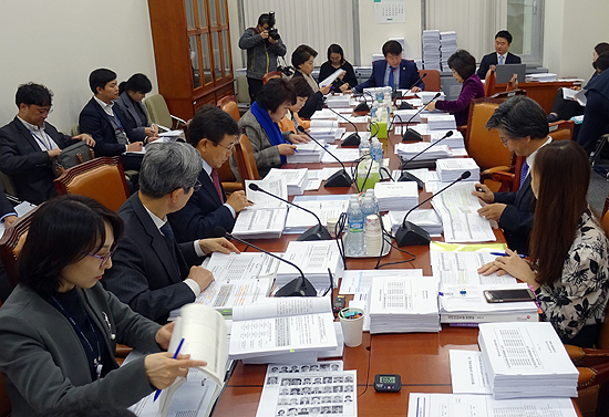 면대약국 방지법, 국회 상임위원회서 '올 브레이크'
