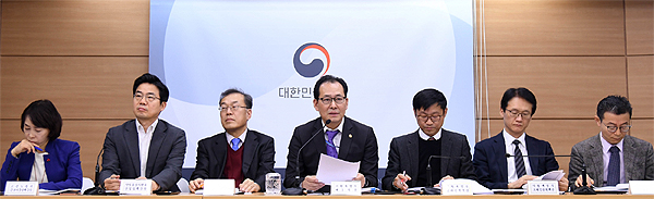 정부, 최저임금 속도조절 공식화…1월 결정구조 개편