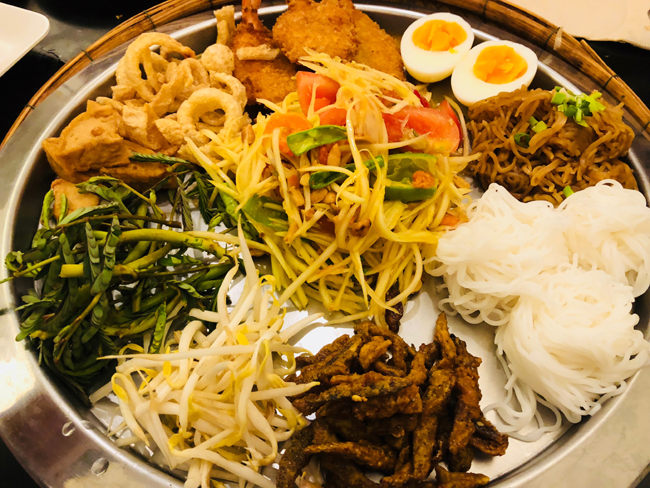 먹쓰 | 겨울 피해 따뜻한 태국서 만난 쏨땀 전문점