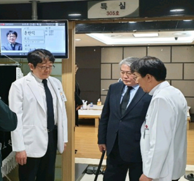 김용익 이사장, 故윤한덕 센터장 빈소 조문