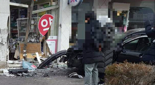 전북 익산 A약국에 음주운전 차량 돌진...외벽 파손
