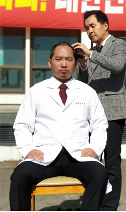 최대집 회장 3번째 삭발…"관치의료 못참겠다"