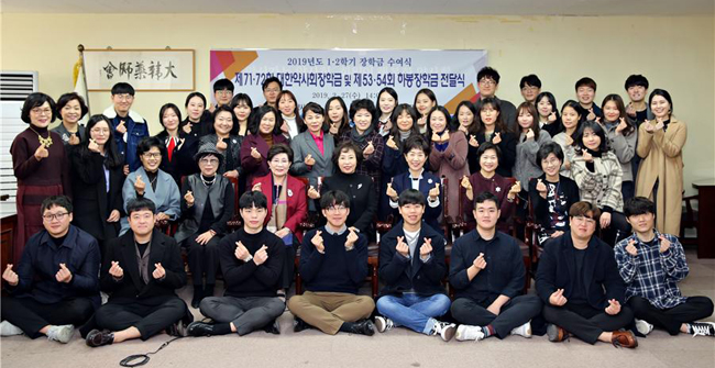 약사회, 약대생 36명에 장학금 전달
