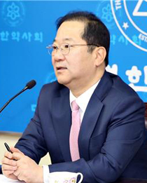 김대업 회장 첫 출근...임직원 상견례로 회무 시작