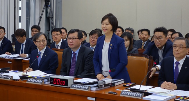 중립성 논란 지적...혹독한 신고식 치른 이의경 처장