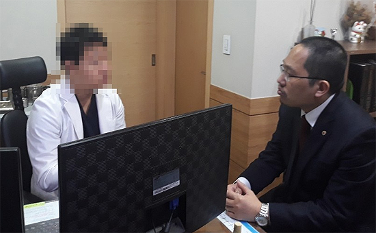의협 "진료실 오물투척…의사 발로 찬 환자 구속하라"