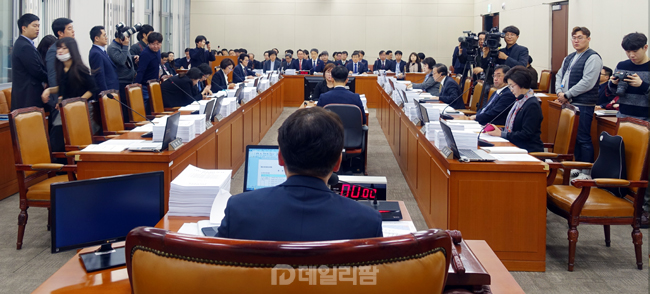'맥풀린' 업무보고…문케어·원격의료 진부한 질의응답