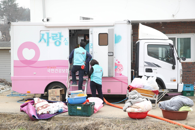 건보공단, 홍천 농촌마을서 집수리·빨래·의료봉사