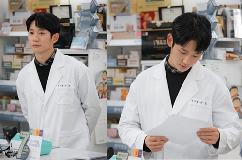 가운 입은 정해인…약국은 지금 드라마 촬영중