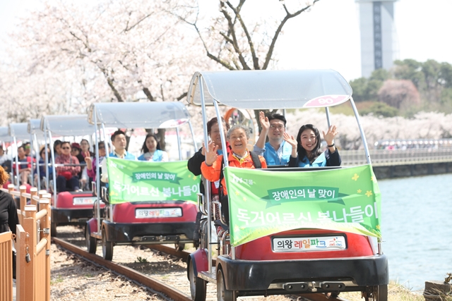 JW그룹, 장애·독거 어르신과 봄나들이 나눔 행사