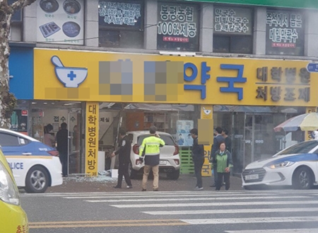 '와장창' 약국에 차량 돌진…서울·대전서 잇달아 발생