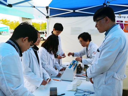 '아이들에게 약사 꿈을'...마포구약, 진로 체험부스