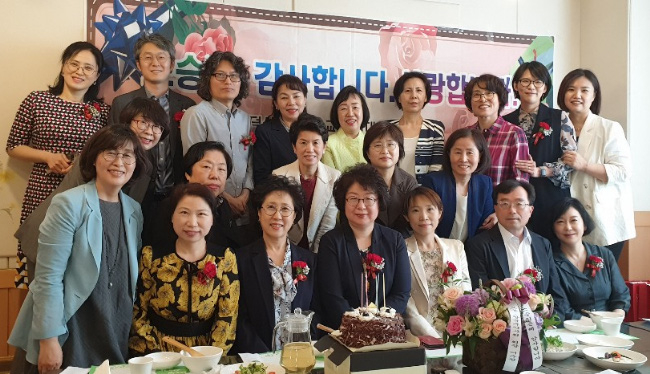 덕성약대 총동문회, 모교 은사에 선물 전달