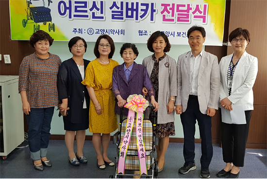 고양시약, 보건소에 실버카 기증…약손사랑 전해