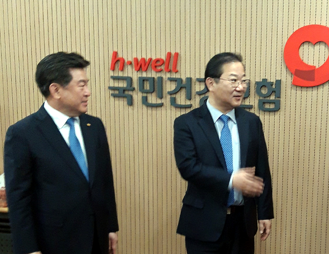 김대업 약사회장, 수가협상 열리는 건보공단 방문