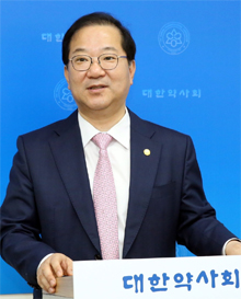 약국수가 3.5% 인상에도 몸 낮춘 김대업 회장