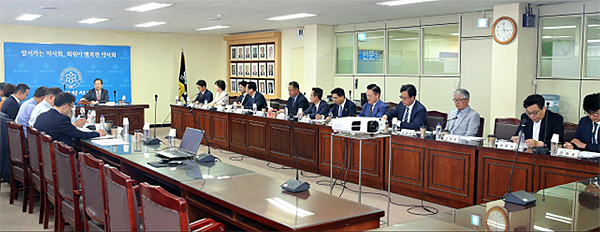 "의사·간호사는 있는데"…약사회, '면허신고제' 도입 속도