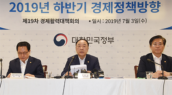 정부, 내년 최저임금+주 52시간 확대시행 대책 강구