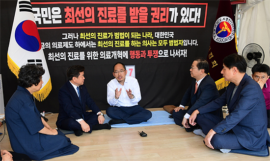 의협회장 단식 현장 위로방문한 김대업 회장, 이유는?