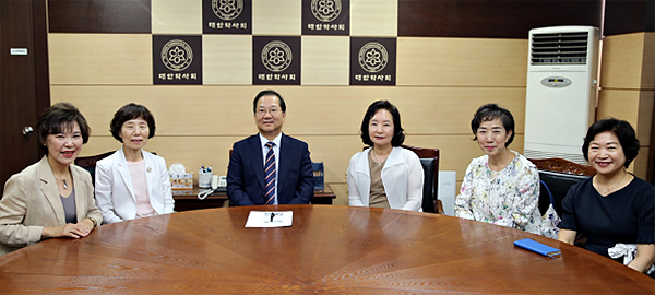 여약사 비둘기회, 김대업 회장과 환담