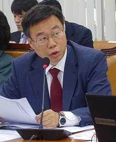 AED 의무설치 기준, 백화점·전통시장으로 확대 추진