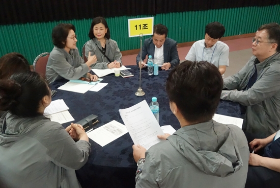 차등수가제 찬반 팽팽...약무보조원 제도화엔 냉담 