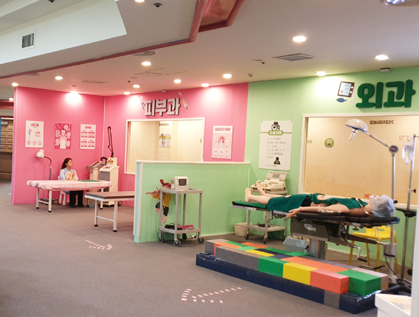 방학 맞은 아이들에게 약사 소개...'온누리 체험존' 운영