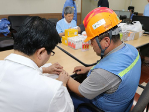 무더위 속 용광로 근로자 건강관리에 약사도 동참