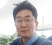 [데스크 시선] 조국 장관 블랙홀과 약사회 6대법안