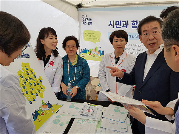 "기념품만 챙기는 행사아냐"…약사-시민, 소통의 장
