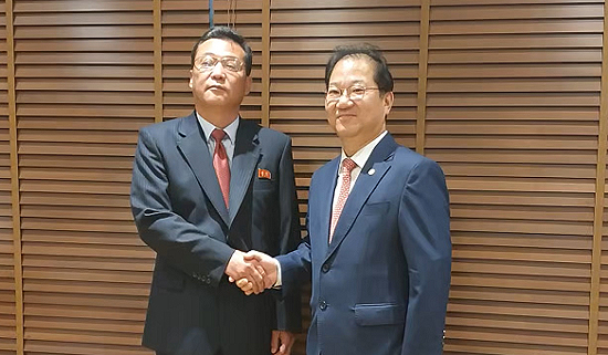 김대업 회장, FIP총회서 북한·중국약사들과 조우