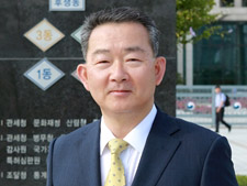 특허청 떠난 약사심판장..."제약 전담팀 늘려야"