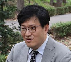 서울대병원 교수가 시각장애 환우와 나란히 걷는 이유
