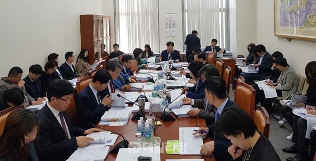 약사 면허신고제 법소위 통과…전문약사, 재심사 결정