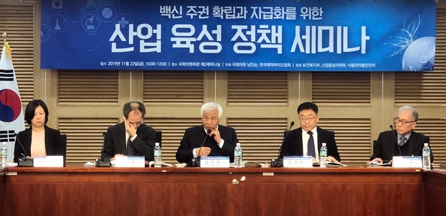 정부 "백신, 돈 되는 산업 되도록 제약사 지원"