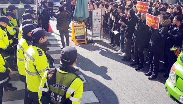 면허증까지 불태운 한약사들 "첩약급여 중단하라"