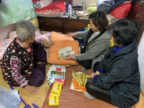 강남구약, 홀몸어르신 찾아가 영양제·전기요 지원 