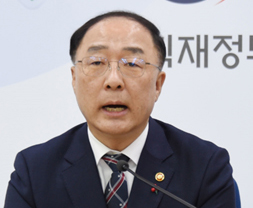 홍남기 부총리 "바이오, 미래 먹거리 시장 창출 역점" 