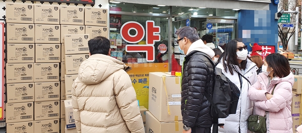 마스크 성지된 명동 약국가…하루 3천장 판매 기본