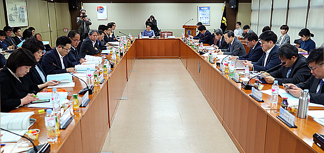 신종 코로나 확산...정부, 건정심 대면회의도 잠정 연기