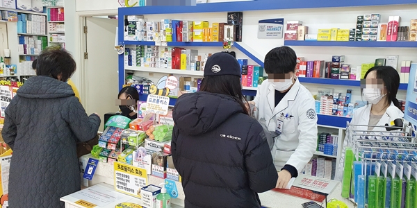 "환자가 없다"…유동인구 감소에 얼어붙은 약국 경기
