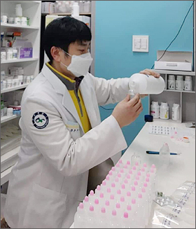 "조금이라도 도와야죠"…손소독제 직접 만드는 약사들