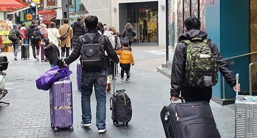 공항 세관에 걸린 마스크 사재기...판매약국에 '불똥'