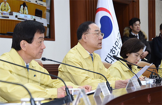 마스크 등 대량판매 의무 신고…약국 행정부담 커질 듯