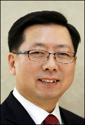 [기고]코로나19, 180cm 거리 접촉에도 전파 가능